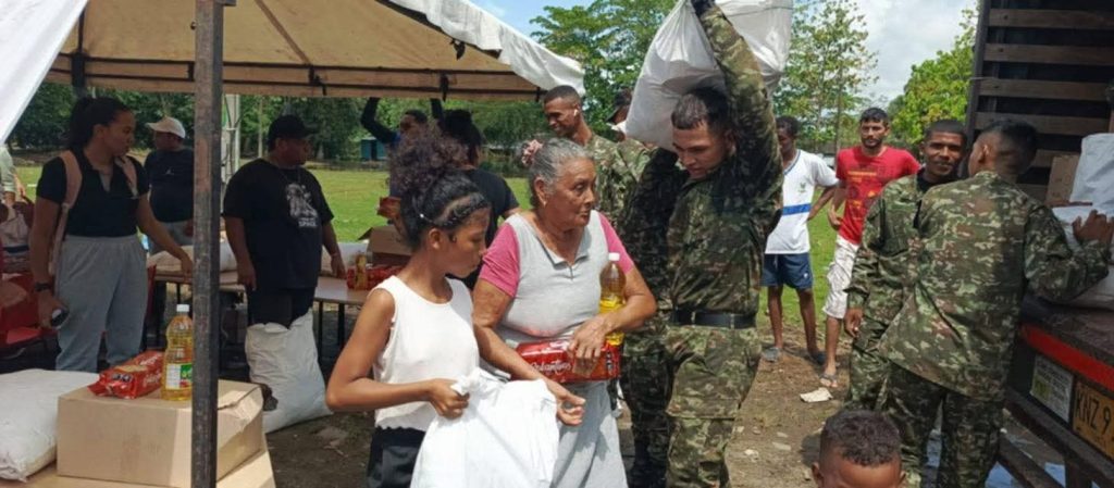 Entrega de ayudas humanitarias a la población afectada por la ola invernal en el municipio de Carepa, #Antioquia.