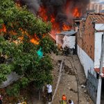 🚨 Emergencia en el barrio Boston de Medellín: un voraz incendio se registró este sábado en la carrera 35 con calle 54 de la capital antioqueña.