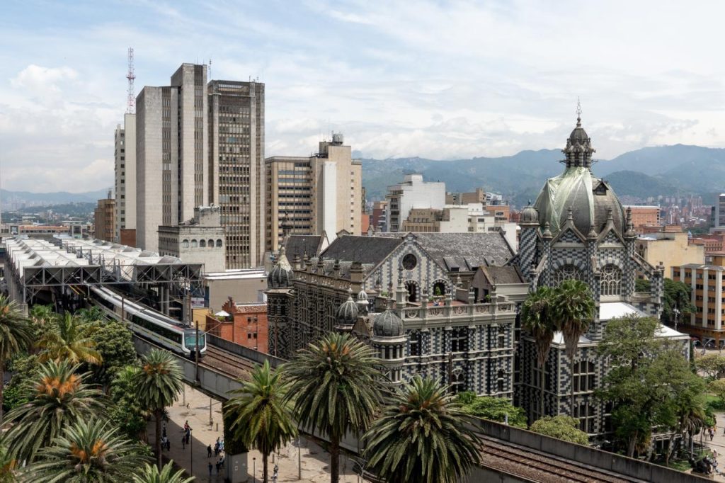 El 90% de los habitantes se siente orgulloso de Medellín… pero la ciudad aún carga heridas profundas