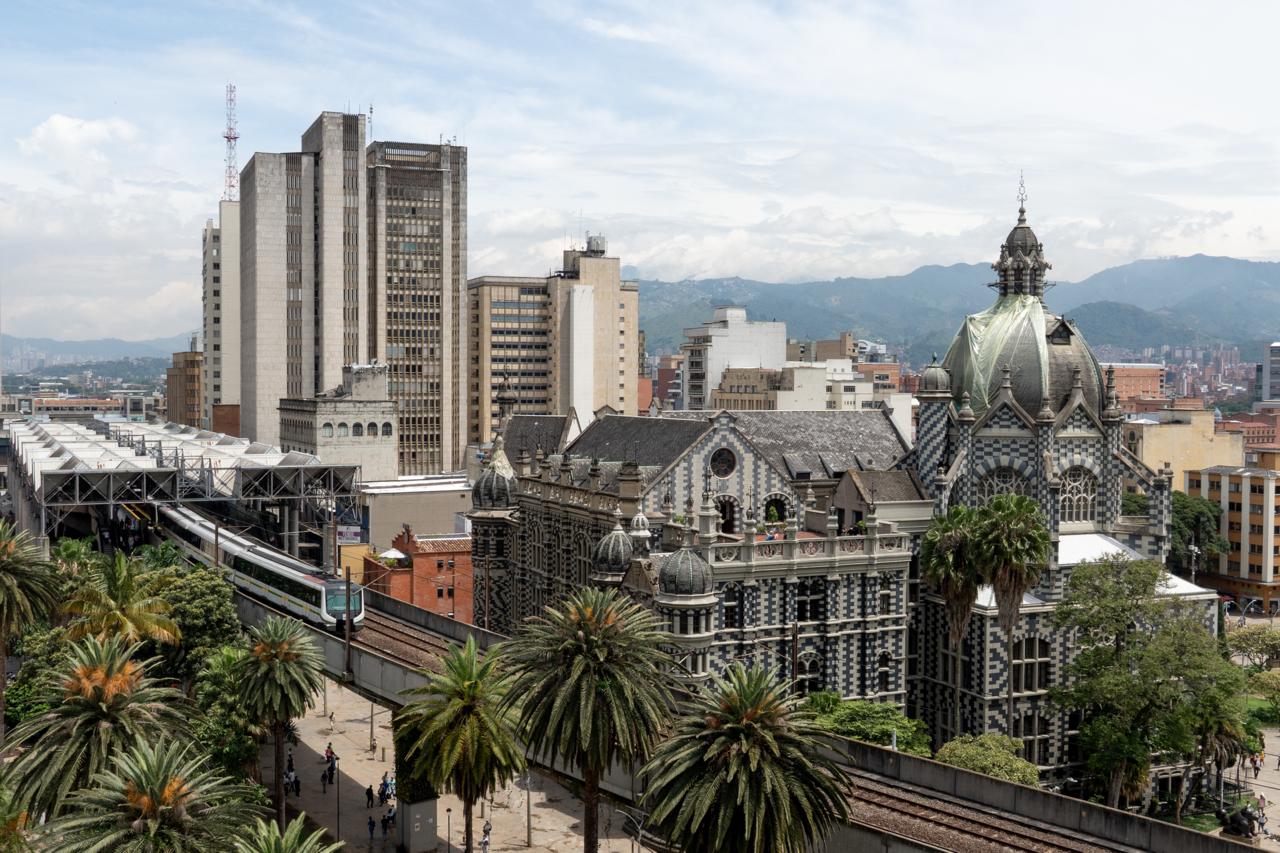 El 90% de los habitantes se siente orgulloso de Medellín… pero la ciudad aún carga heridas profundas