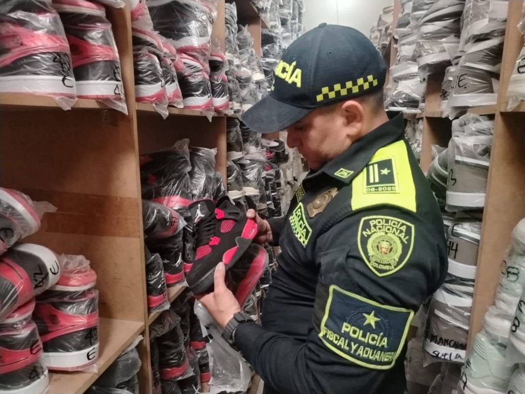 LA POLICÍA NACIONAL FRENA EL COMERCIO Y EL ALMACENAMIENTO DE MERCANCÍAS DE CONTRABANDO EN LA CAPITAL #ANTIOQUEÑA